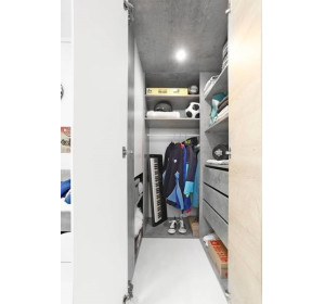 SKIP biela/betón/dub 01, šatník