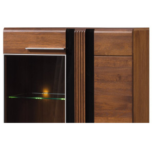 PORTI dub antický 15, vitrína